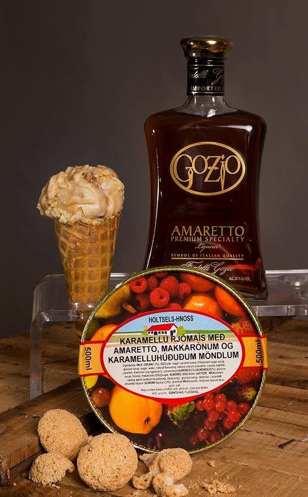 Karamelluís með Amarettó, makkarónum og karamelluhúðuðum möndlum